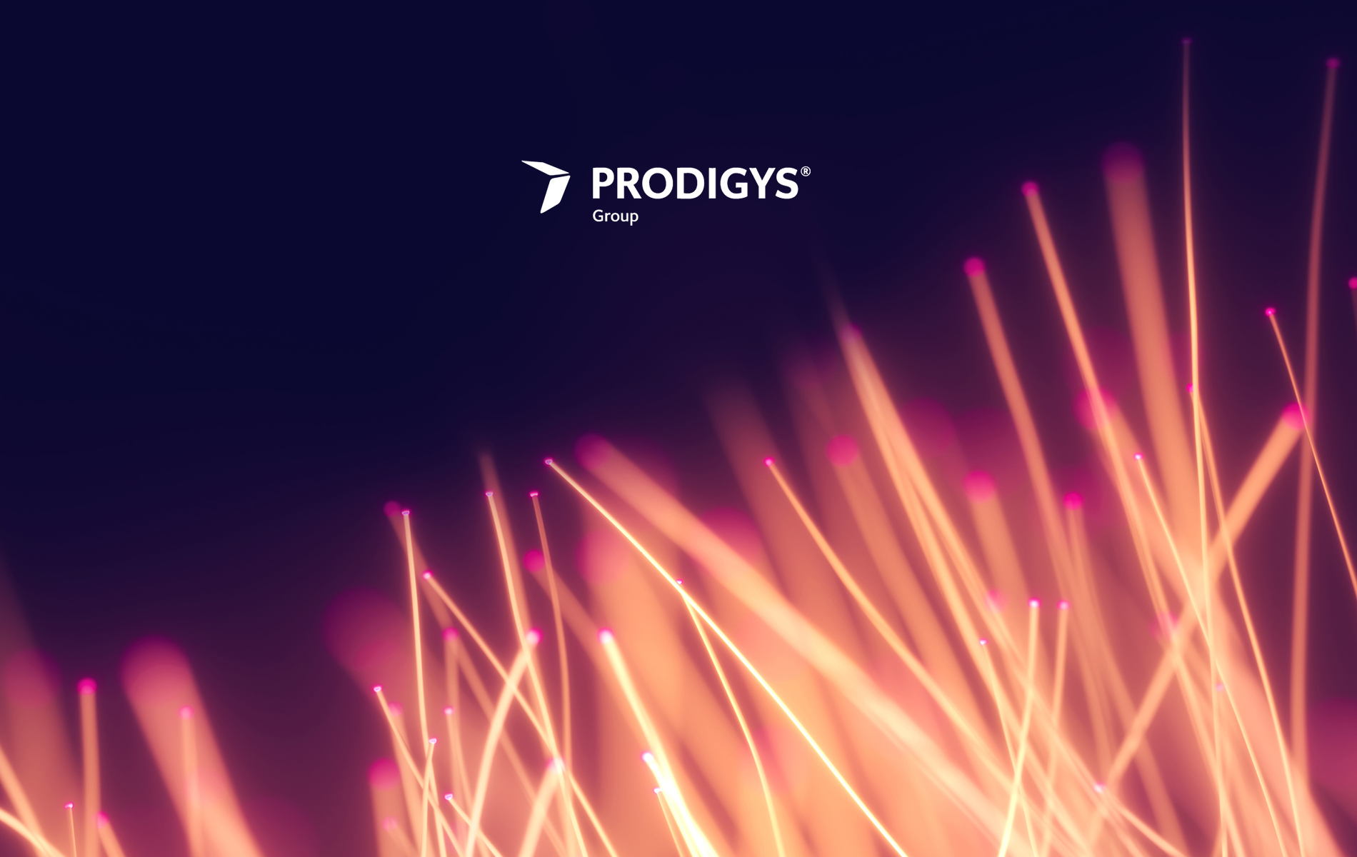Grafica astratta con fasci di luce sottili e luminosi in tonalità arancioni e rosa che si incurvano verso l’alto su sfondo blu scuro. In alto al centro è presente il logo ‘Prodigys Group’.