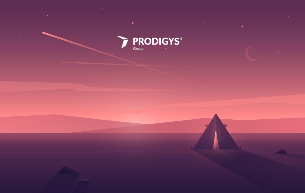 Illustrazione minimalista al tramonto con tonalità viola e rosa, raffigurante una struttura piramidale illuminata dall’interno, posta su una superficie piatta che si estende verso l’orizzonte. In cielo sono visibili una falce di luna e scie luminose. In alto al centro compare il logo ‘Prodigys Group’.