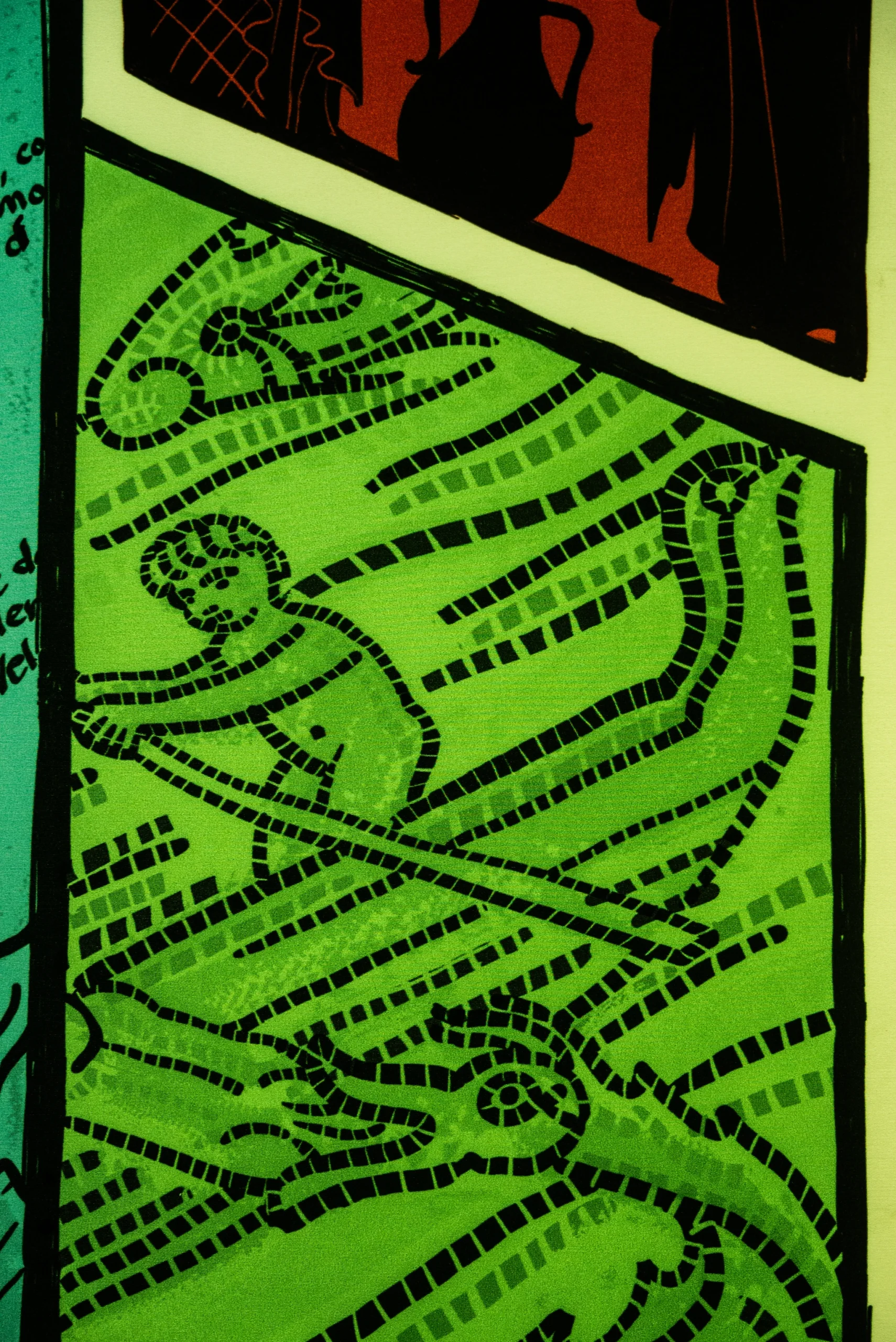 Dettaglio di un’illustrazione dai colori accesi raffigurante una figura umana stilizzata inserita in un motivo che ricorda un mosaico verde. Attorno alla figura si intrecciano linee ondulate composte da piccoli riquadri scuri. Il riquadro illustrato è delimitato da bordi neri e affiancato da altri pannelli colorati.