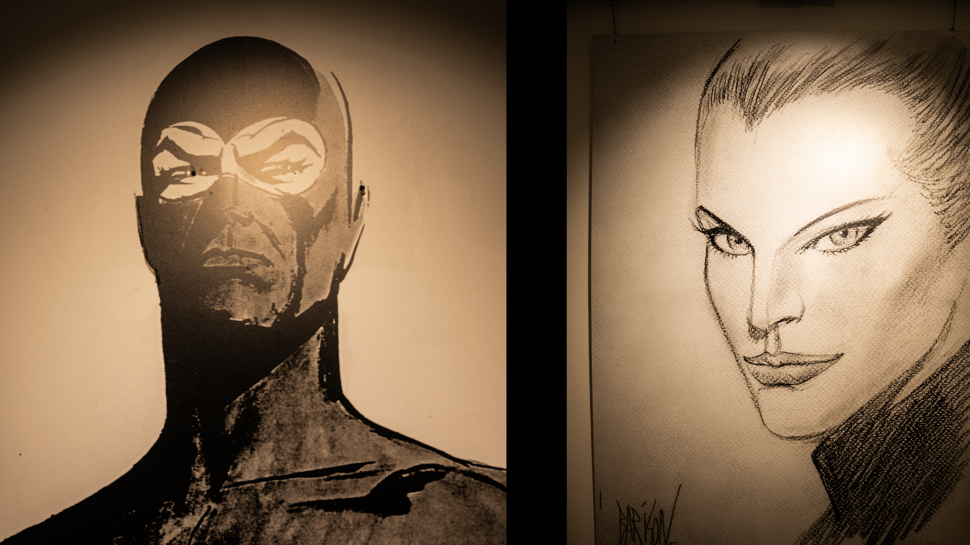 Due illustrazioni in bianco e nero esposte al Museo del Fumetto di Pordenone, ritraenti i celebri personaggi Diabolik ed Eva Kant. A sinistra: Un primo piano ravvicinato di Diabolik. Il volto è parzialmente in ombra, con lo sguardo intenso e severo che emerge dalla tipica maschera nera che lascia scoperti solo gli occhi e le sopracciglia accigliate. Lo stile è caratterizzato da forti contrasti di inchiostro nero (chiaroscuro). A destra: Un ritratto a matita o carboncino di Eva Kant. Il volto è raffigurato di tre quarti, con un'espressione elegante e decisa. I capelli sono raccolti e lo sguardo è penetrante. In basso a sinistra del disegno è visibile la firma dell'artista (Barison). L'illuminazione soffusa del museo crea un'atmosfera calda e mette in risalto la natura grafica delle opere.