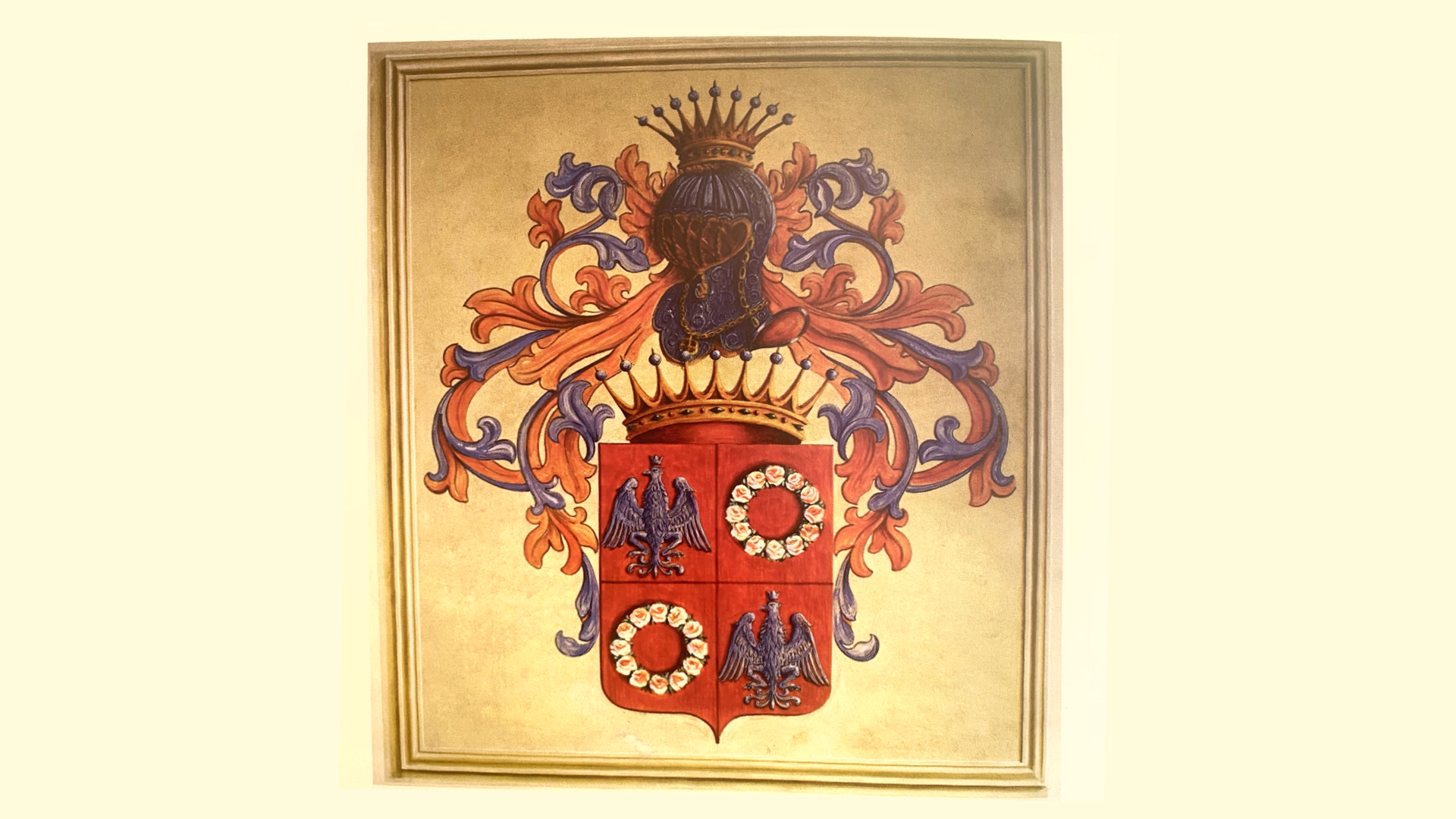 Un dipinto murale raffigurante un elaborato stemma nobiliare araldico. Lo scudo centrale è di colore rosso, diviso in quattro quarti: due contengono un'aquila spiegata blu e due una ghirlanda di rose bianche e rosa. Sopra lo scudo poggia una corona dorata, sormontata da un elmo piumato rivolto di profilo. Il tutto è incorniciato da ricchi decori a fogliame (lambrecchini) nei toni dell'arancio e del blu. L'opera è racchiusa in una cornice dipinta rettangolare.